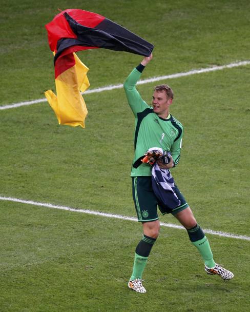 Neuer con la bandiera della Germania. Action Images